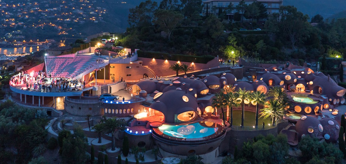Дворец Palais Bulles, Теуль-сюр-Мер, Франция. Хозяин — Пьер Карден