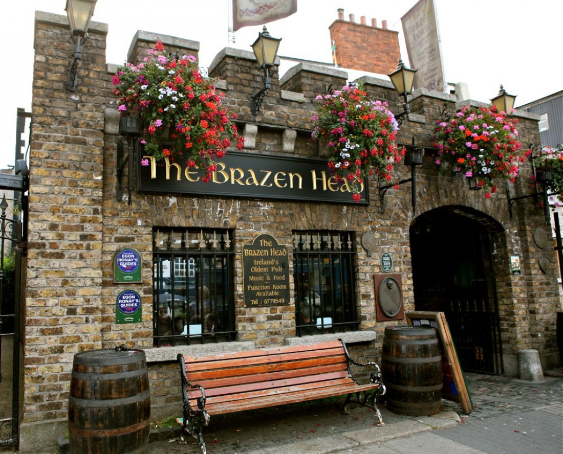 Вход в Brazen Head Pub