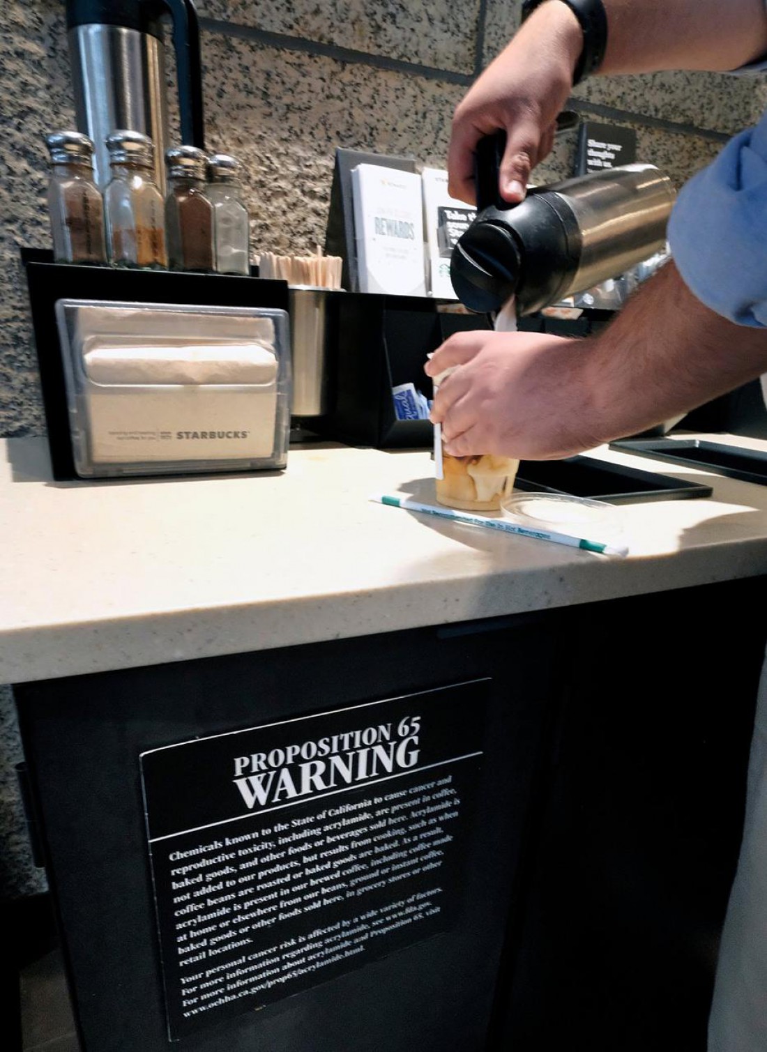 Starbucks. Предупреждающий знак о вреде кофе. Лос-Анджелес, Калифорния