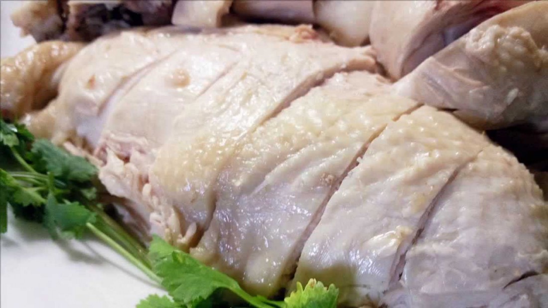 Курятина отварная. Самый доступный вариант — купить можно едва ли не на