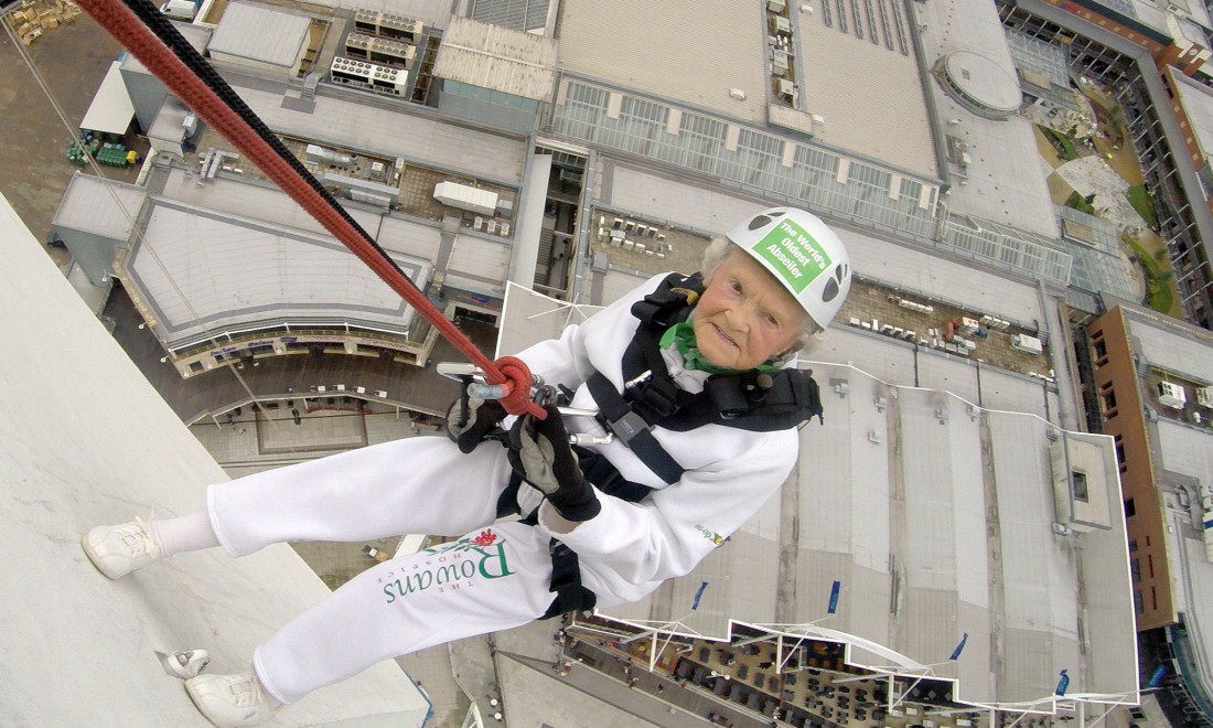 101-летия Дорис Лонг. Спускается со 100-метровой Spinnaker Tower