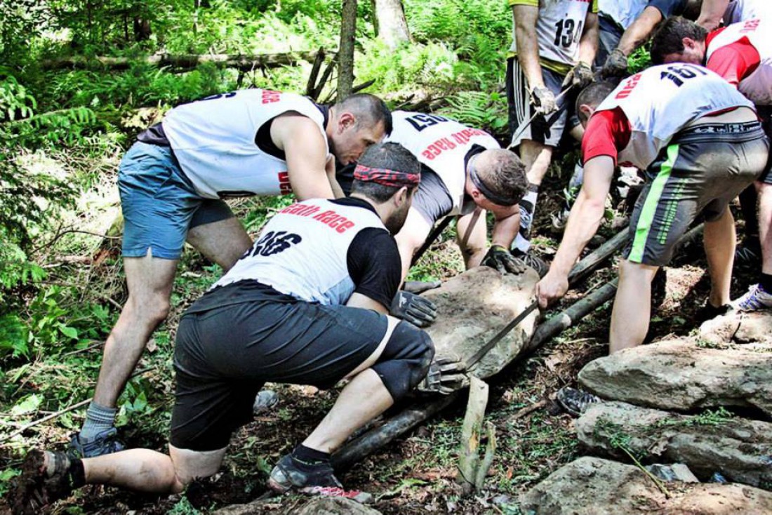 Участникам Spartan Death Race ради победы приходится таскать булыжники