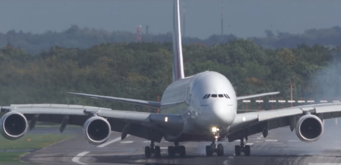 При посадке хвостовую часть Airbus A380 развернуло в другую сторону