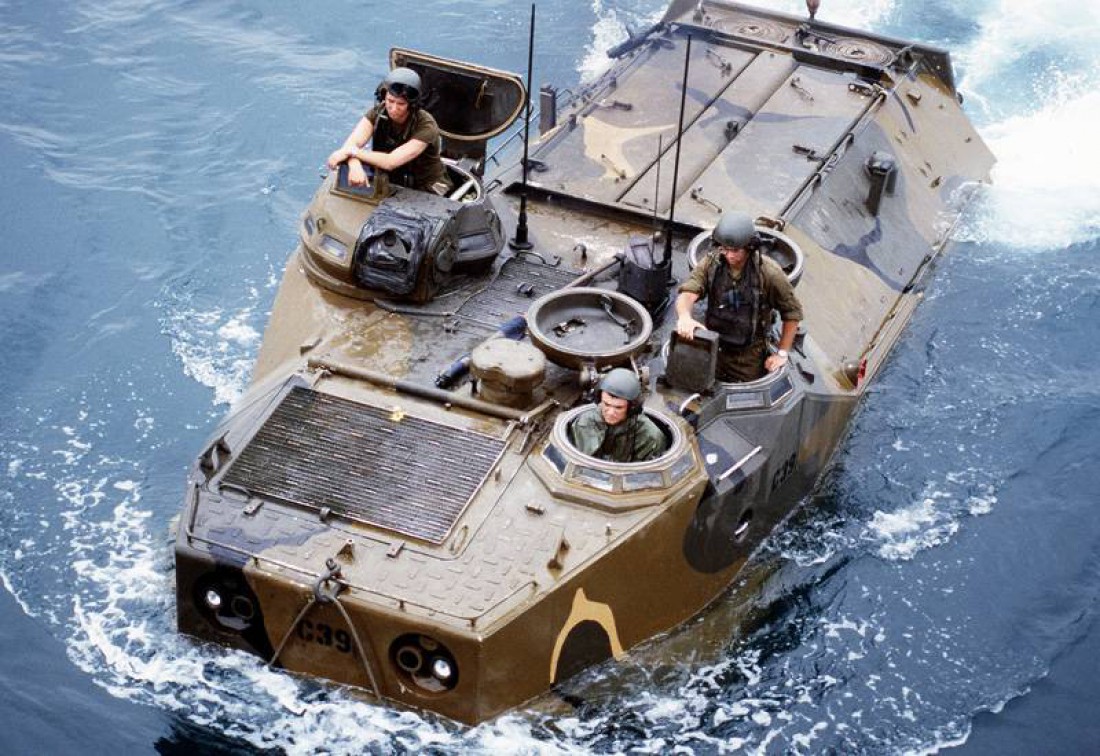 LVTP-7 с экипажем. Плещется в водичке