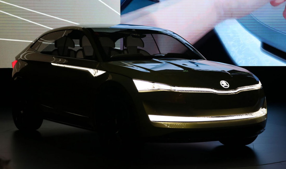 Skoda Vision E легко узнается благодаря светодиодным полоскам