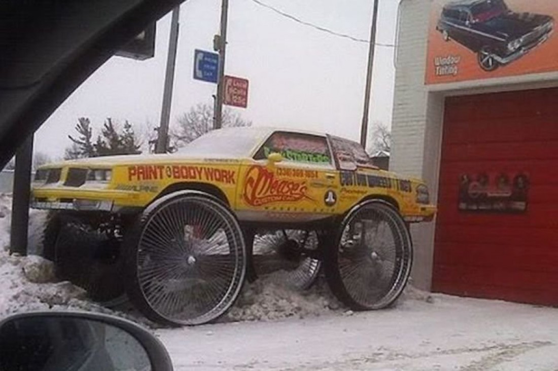 50-дюймовые колесные диски с шинами от Mease's Custom Car Accessories