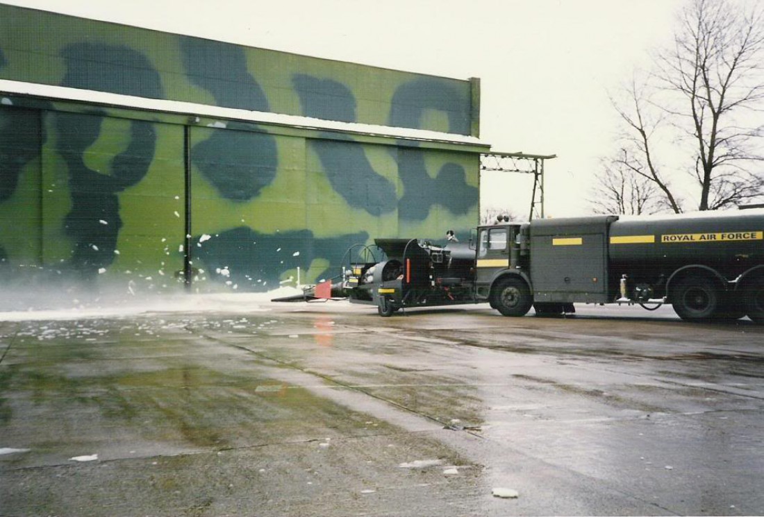 Runway deicing — машины, удаляющие лед со взлетной полосы