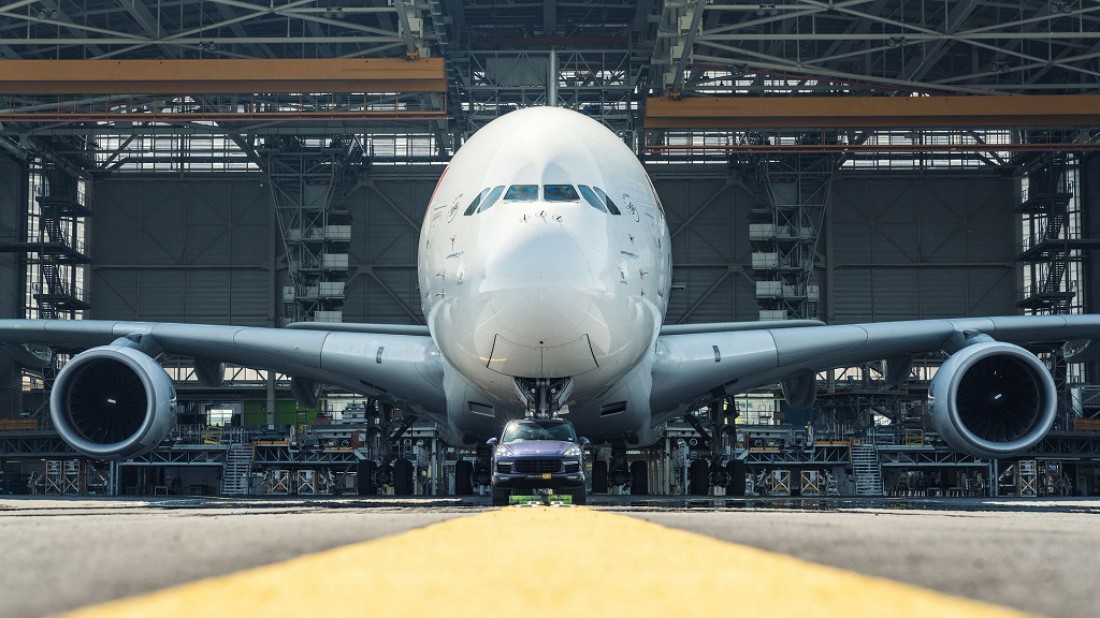 Широкофюзеляжный 2-палубный 4-двигательный реактивный Airbus A380 и Porsche