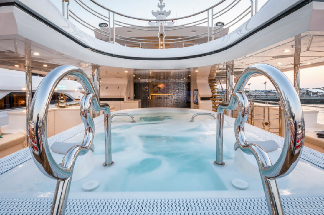 Бассейн на верхней палубе Majesty 155 Sehamia
