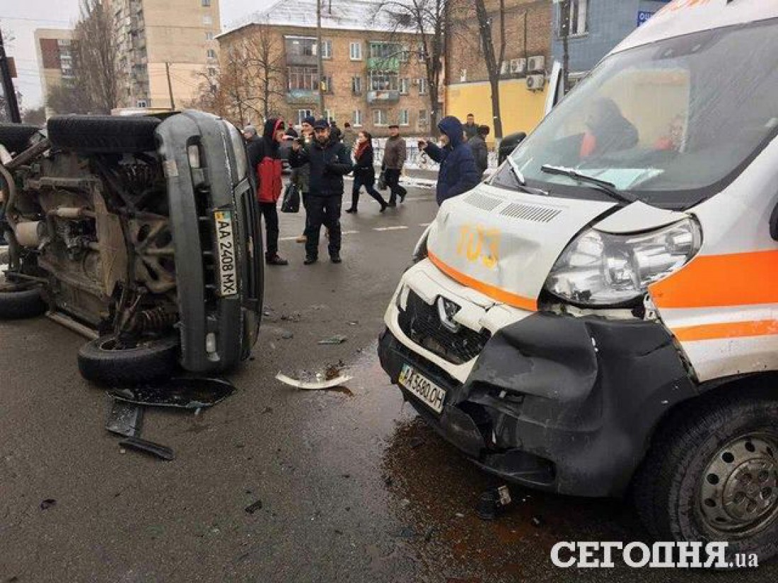 Скорая помощь врезалась в Ниву