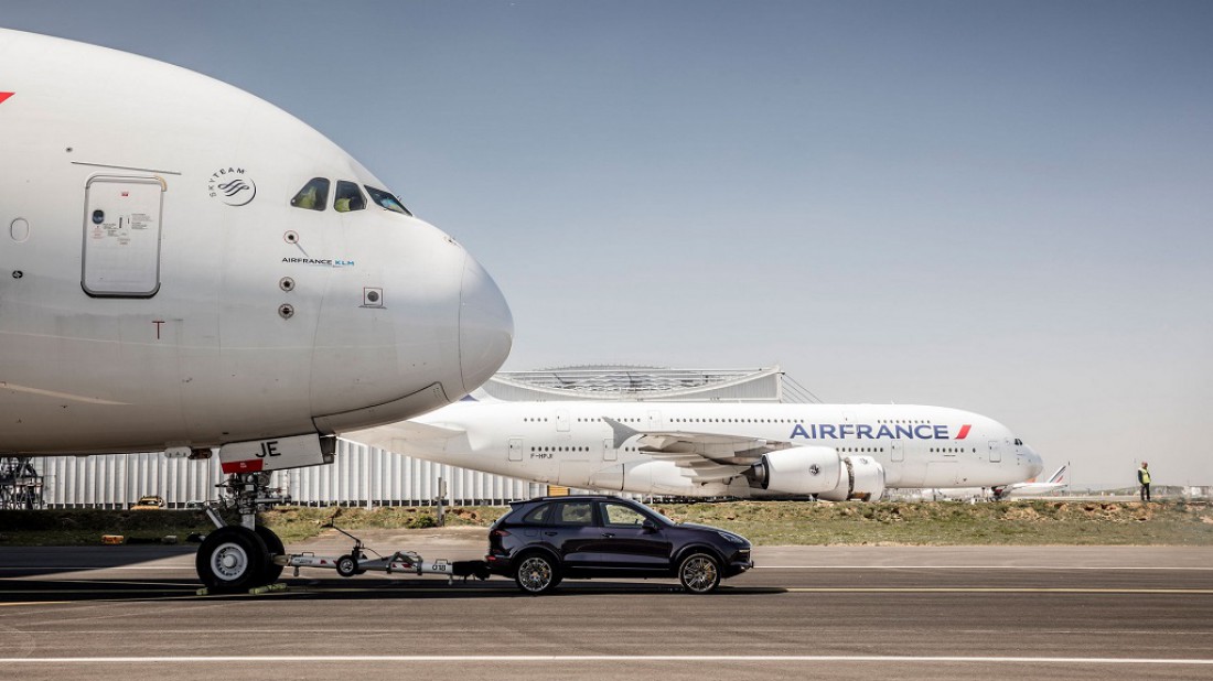 Легендарный Airbus A380 на крючке у Porsche Cayenne S