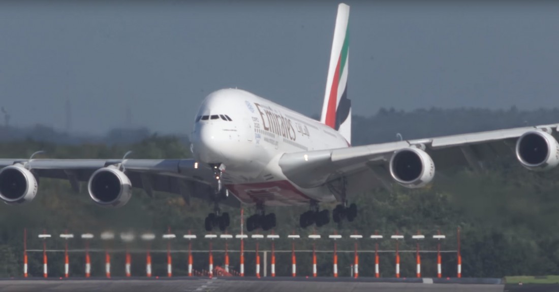 Боком заходящий на посадку Airbus A380
