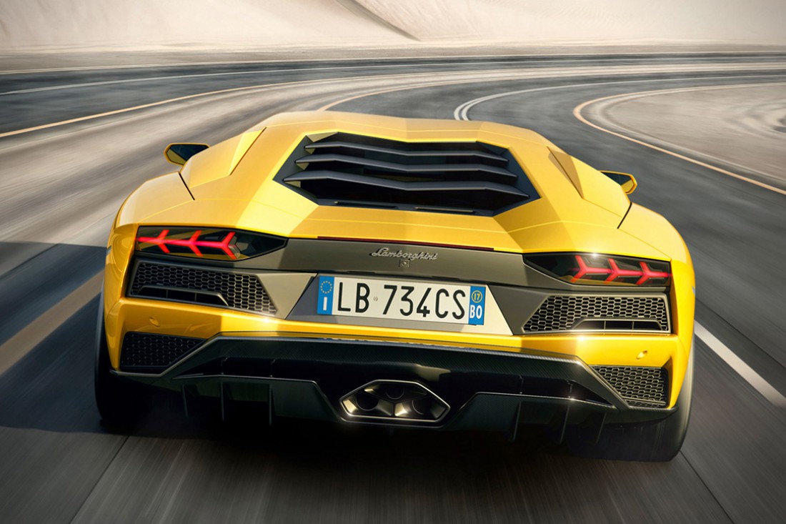 Аппетитная попка Lamborghini Aventador S