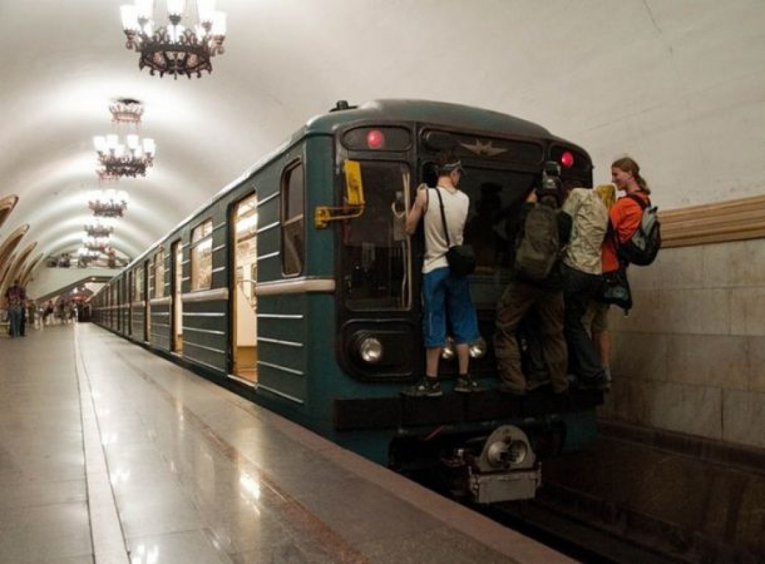Метросерфинг - попытка прокатиться на поезде вне вагона. Часто заканчивается плохо