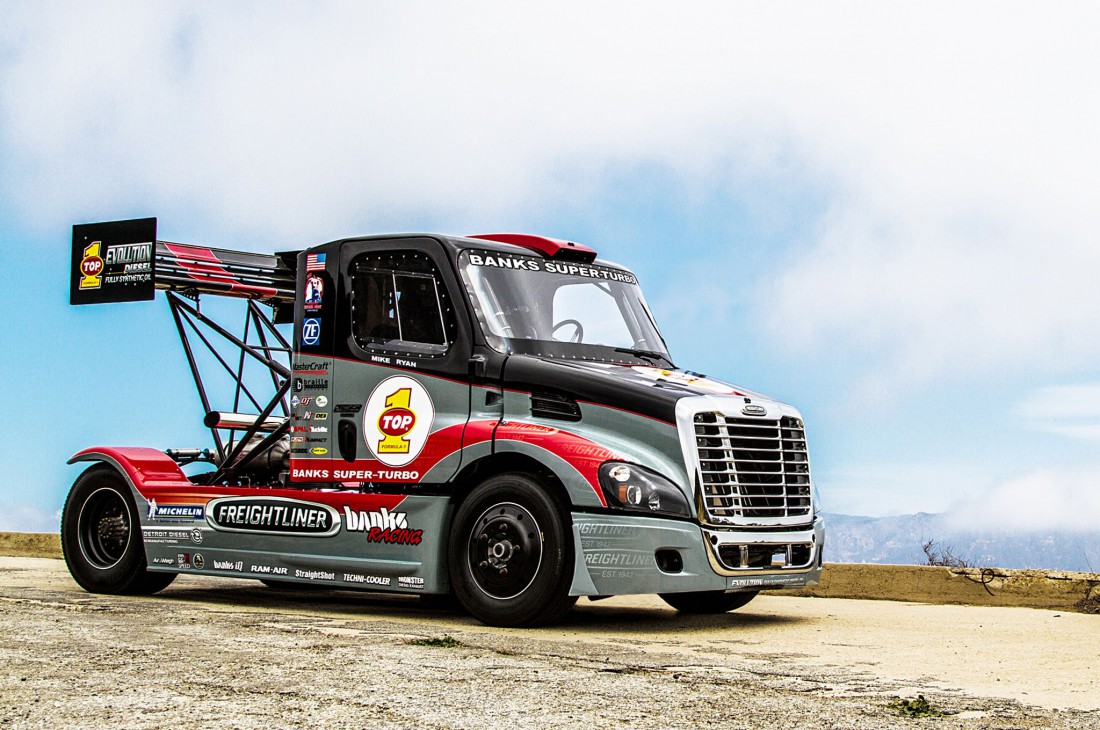 5-тонный 2400-сильный Freightliner Cascadia