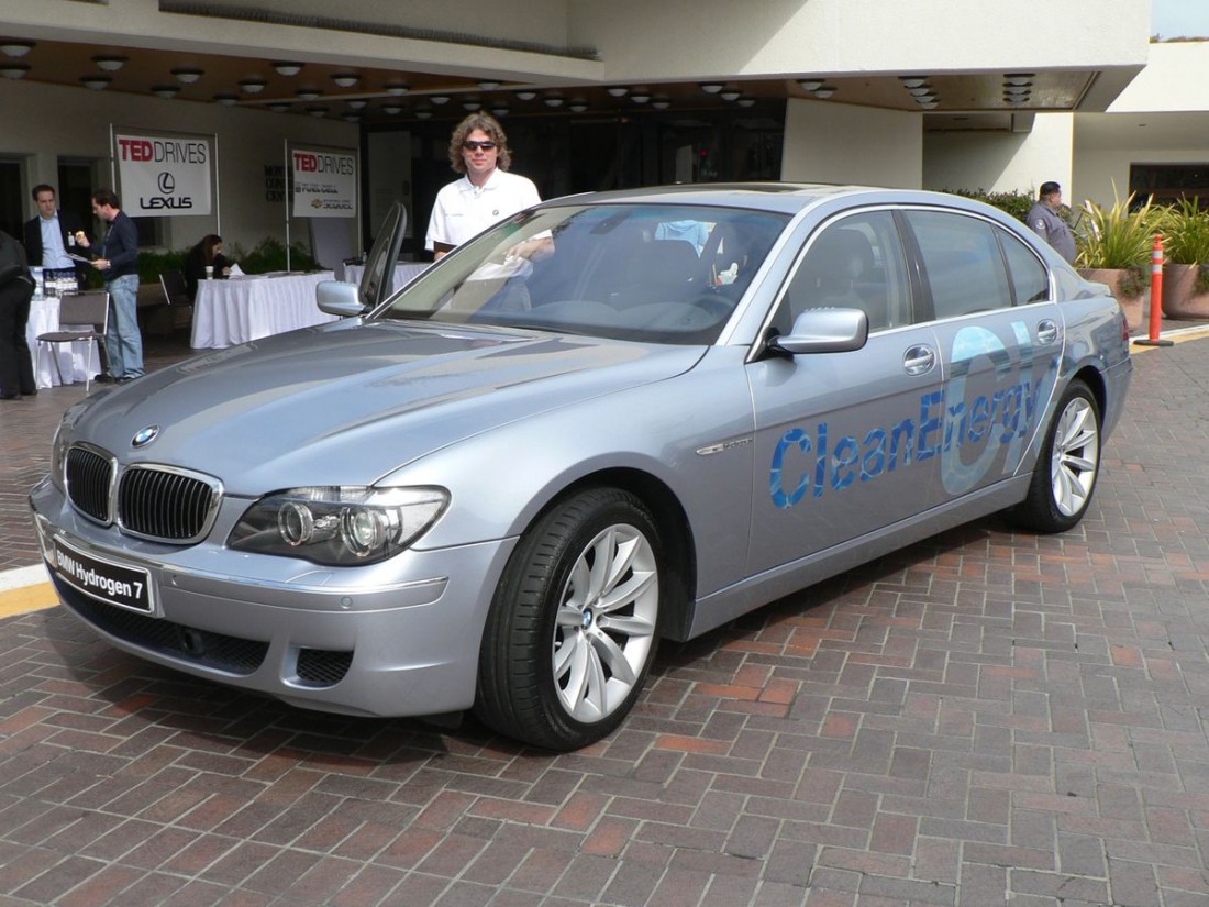 BMW Hydrogen 7 — автомобиль, работающий на водороде и бензине