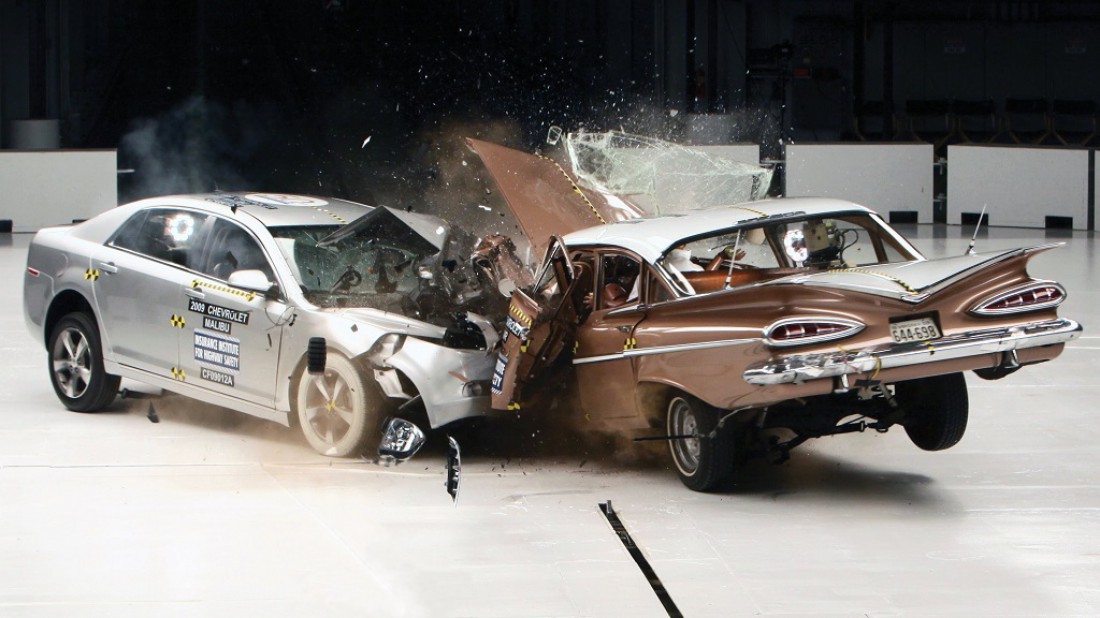 Chevrolet Malibu 2009 года (слева) VS Chevrolet Bel Air 1959 года (справа)
