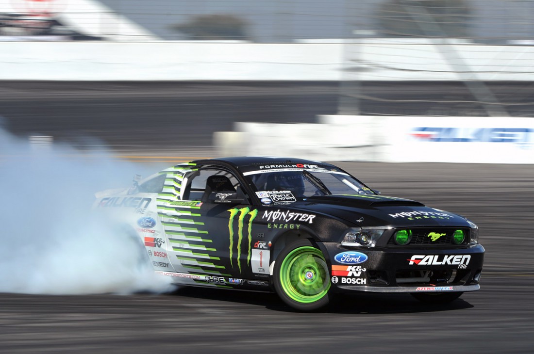 Ford Mustang. Жжет покрышки / рвет асфальт. На гонке Formula Drift