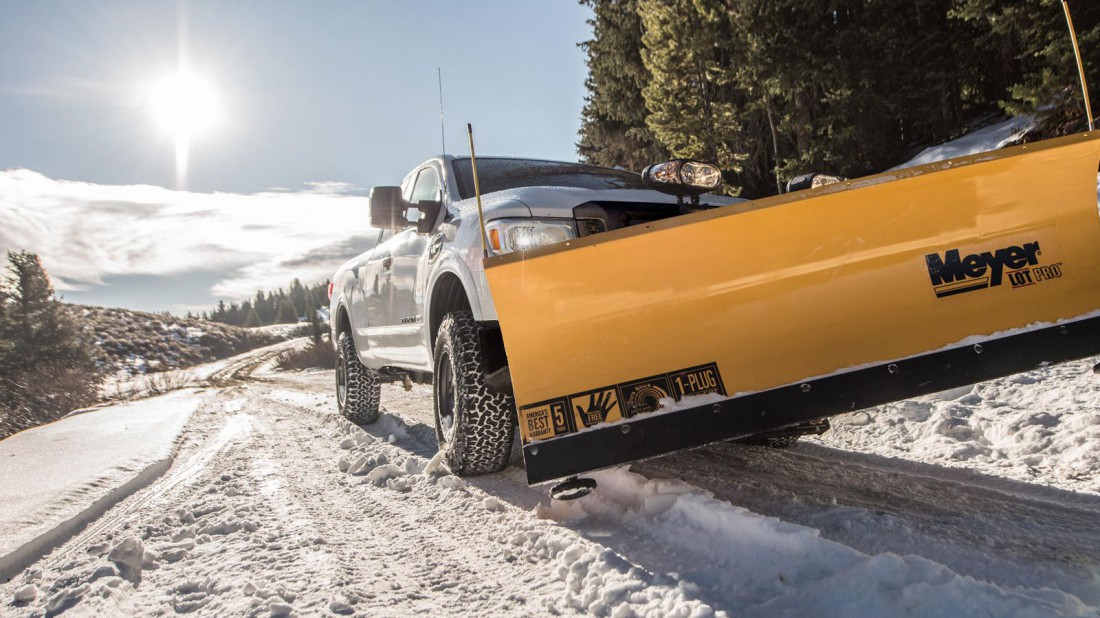 Прокачанный Nissan Titan XD в роли снегоочистителя