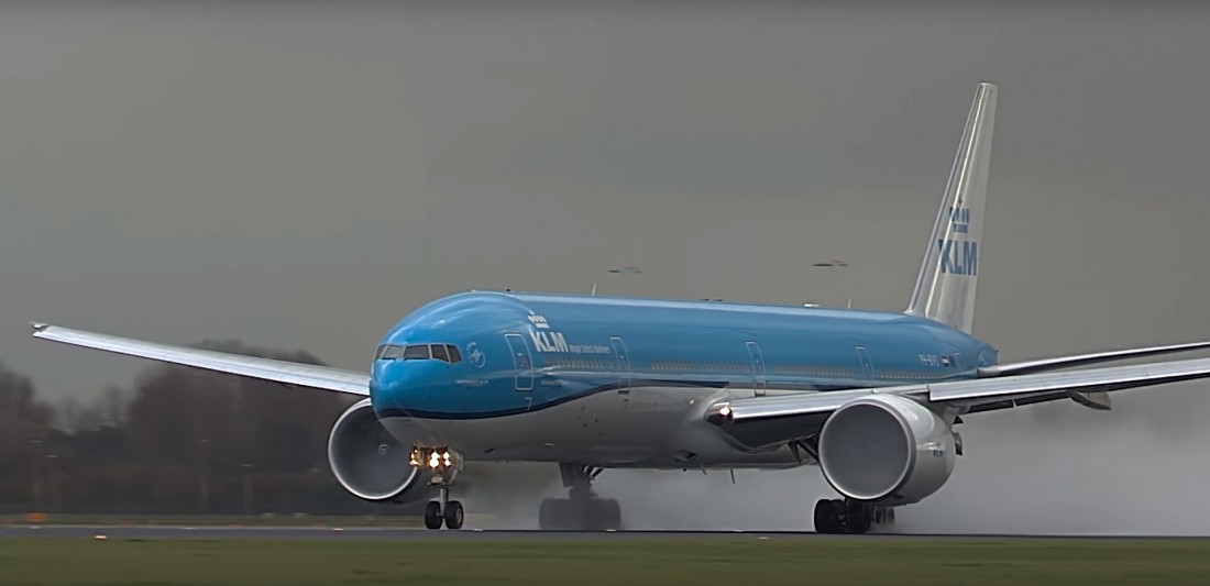 Boeing 77-300. Тот самый. Взлетает