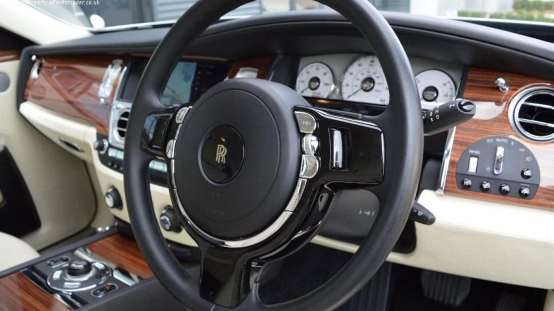 Руль и панель приборов золотого Rolls-Royce Ghost
