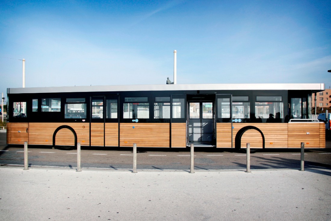 Длина Cobus DES — 14,5 метров. Вместительность — 98 пассажиров