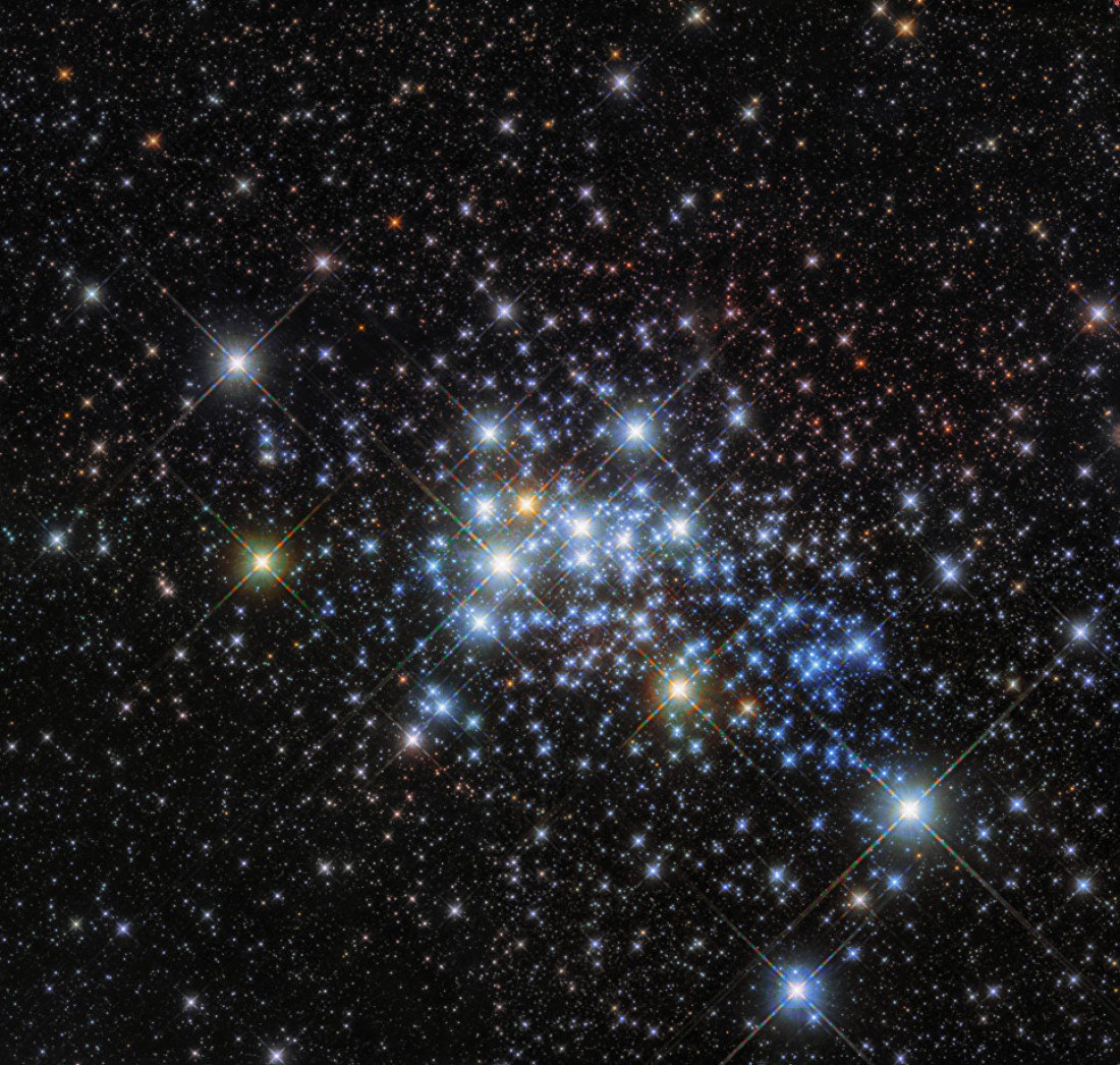 Westerlund, скопление крупных звезд, было бы наиболее ярким на нашем небе, если бы не облака космического газа и пыли, находящиеся между ним и Землей