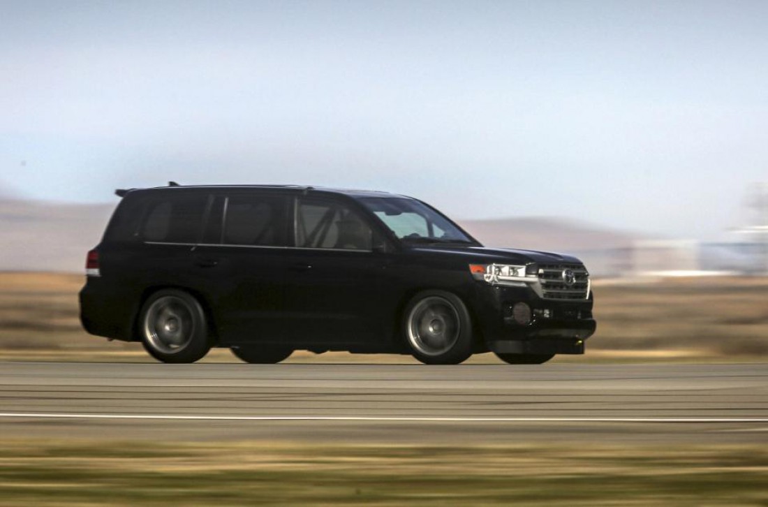 Кроссовер Toyota Land Cruiser обогнал Brabus GLK V12 на 30 км / час