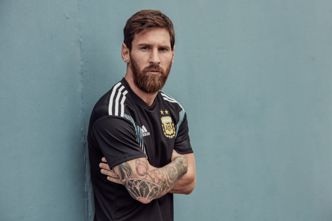 Лионель Месси в футболке adidas. Цена — 2400 грн (за футболку)