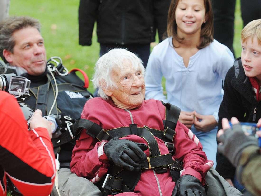 100-летняя Элеонор Каннингхэм. Любит прыгать с парашютом