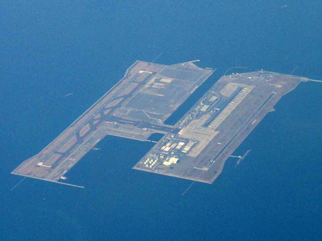 Международный аэропорт Кансай видно даже из космоса