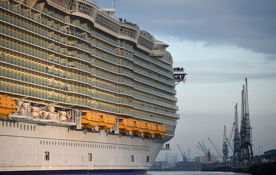 На борту гигантского Harmony of the Seas скучать не придется