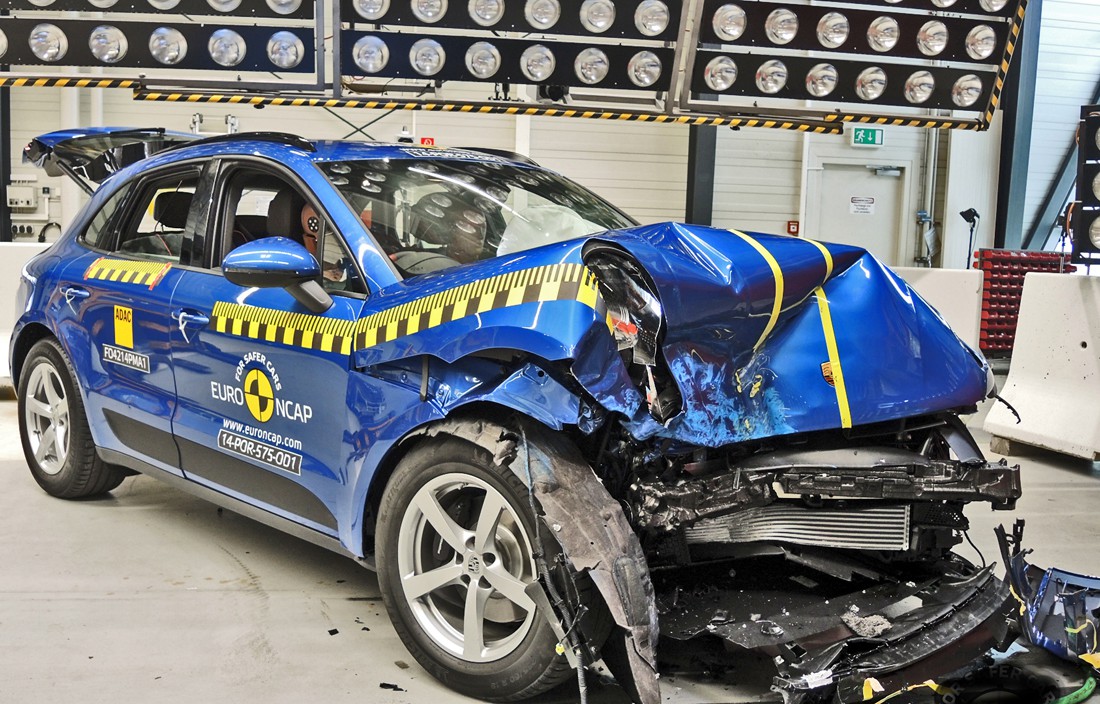Бедный Porsche, принявший участие в дерзком краштесте