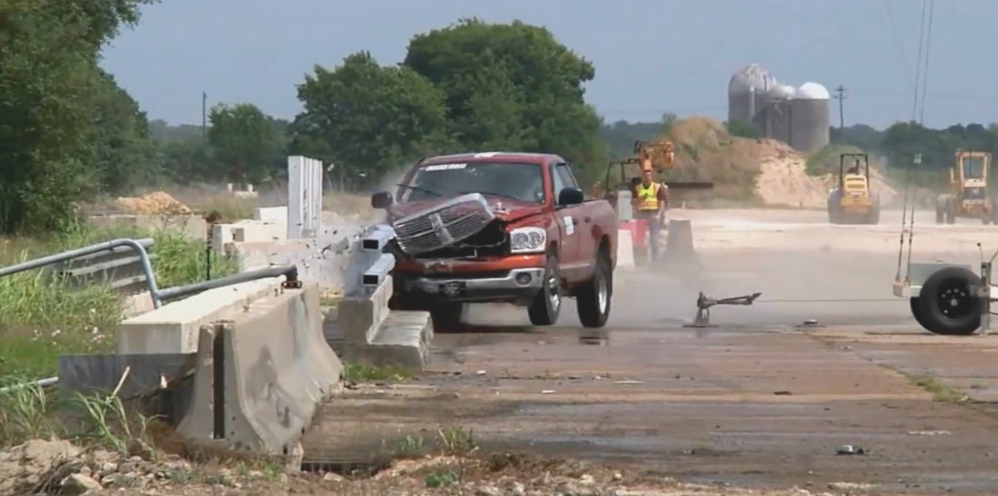 Dodge Ram в момент поцелуя с отбойником