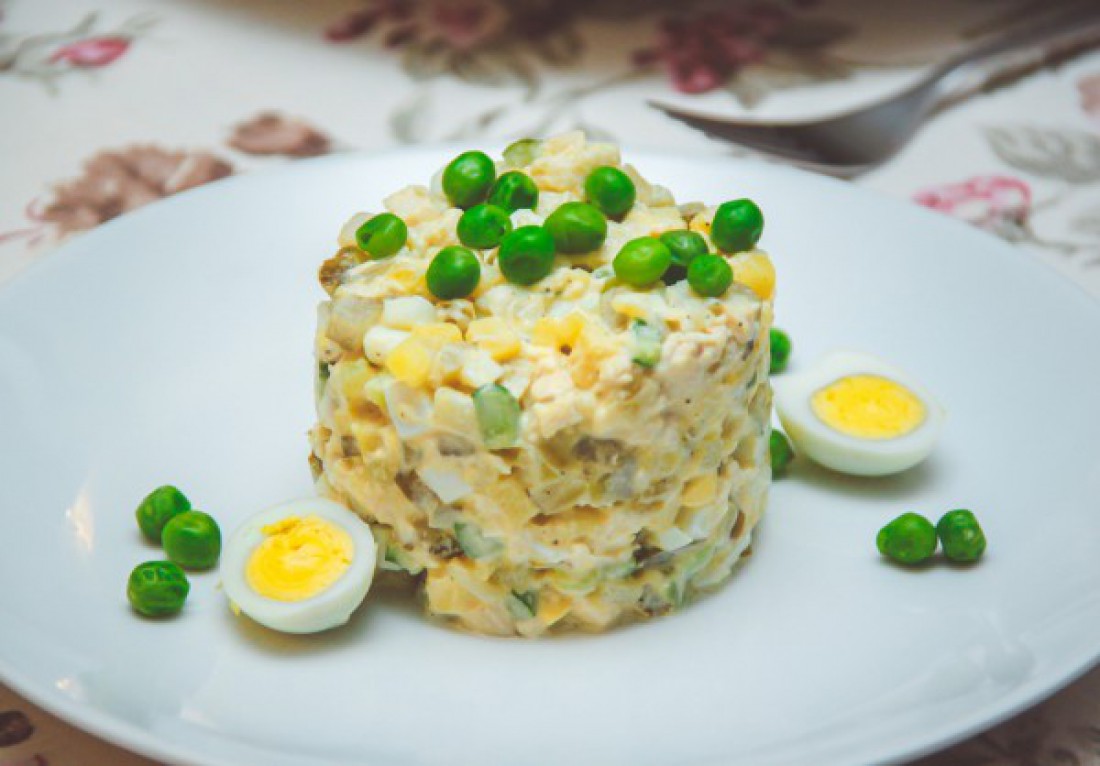 Оливье с перепелиными яйцами