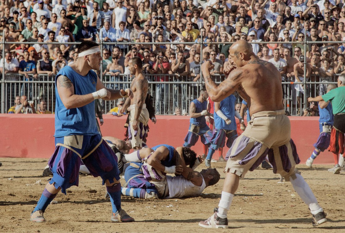 Calcio Storico. Он же — Флорентийский кальчо. Футбол с драками на поле