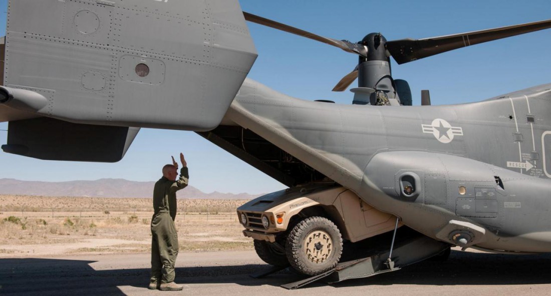 Boeing Phantom Badger, вылезающий из пасти конвертоплана V-22 Osprey