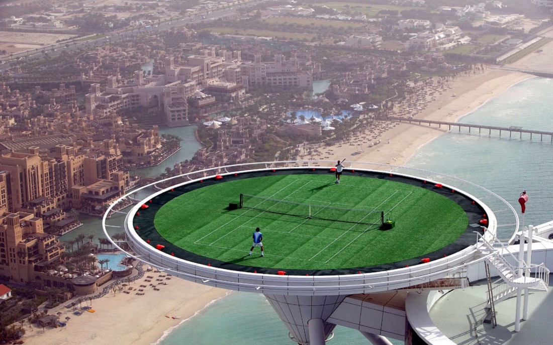 Теннисный корт, расположенный на крыше Burj Al Arab (Дубаи)