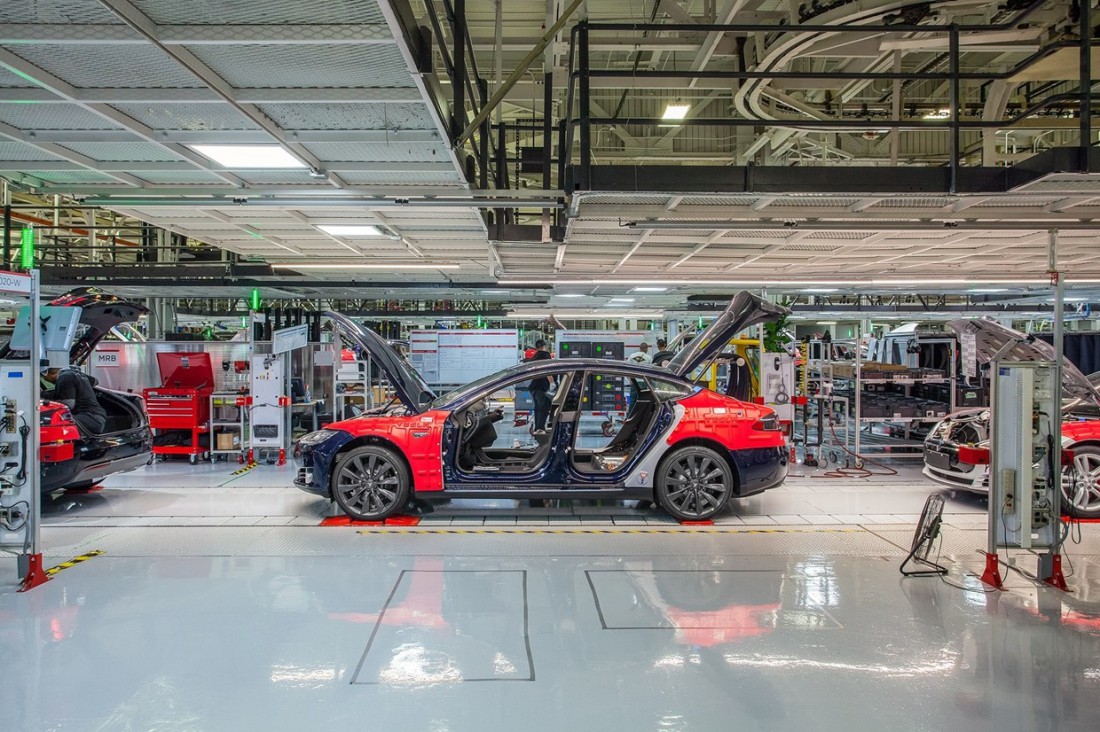 Рождение Tesla. Кадр, сделанный в одном из цехов завода Tesla во Фримонте