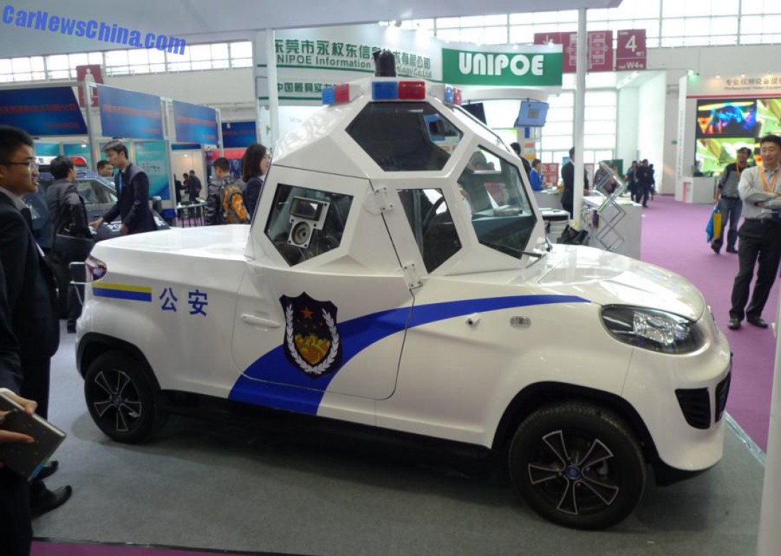Китайский броневик, построенный для патрулирования улиц