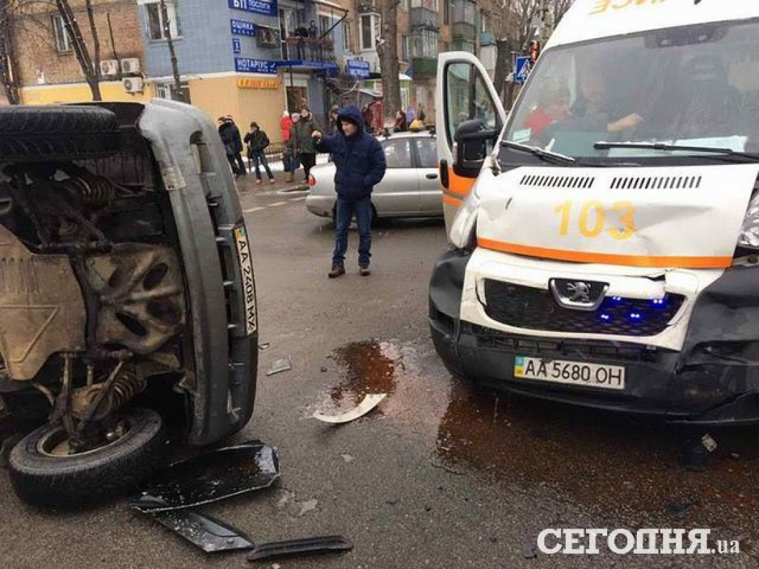 Скорая помощь врезалась в Ниву