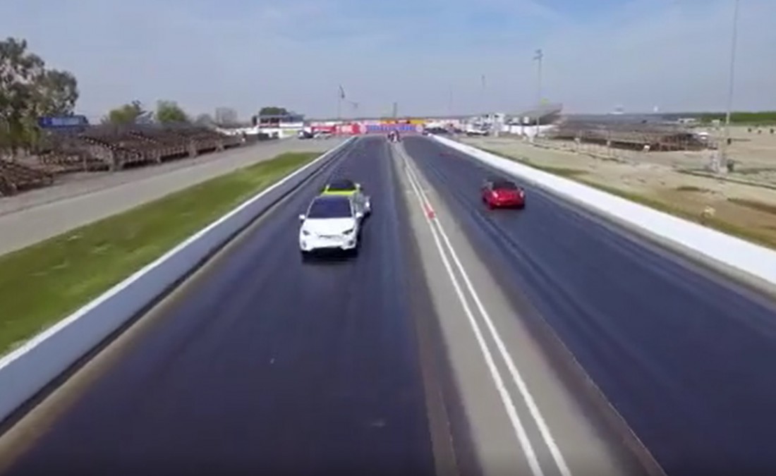 Обе Alfa Romeo мчат почти нога в ногу