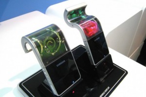Телефоны с гибким дисплеем появятся в 2012 году