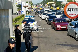 Патрульные полицейские попали в еще одно ДТП в Киеве. Тойота врезалась в маршрутку