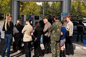 Возмущенные водители собрались на АЗС