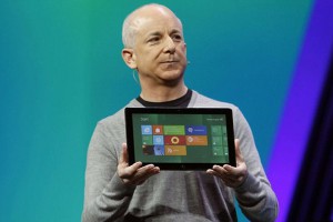 Стивен Синофски показывает Windows 8 на планшете от Samsung