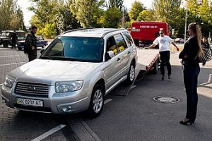 Один из сломанных автомобилей увозят на эвакуаторе
