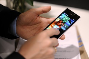 Новинка тоньше самого тонкого смартфона — Motorola RAZR Новинка тоньше самого тонкого смартфона — Motorola RAZR