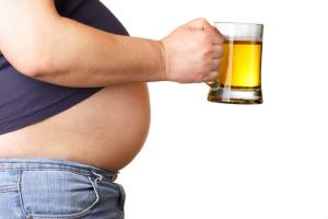 Пиво может наградить своих фанатов не только могучим животом, но и женской грудью