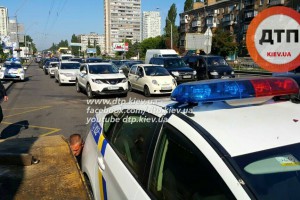 Патрульные полицейские попали в еще одно ДТП в Киеве. Тойота врезалась в маршрутку